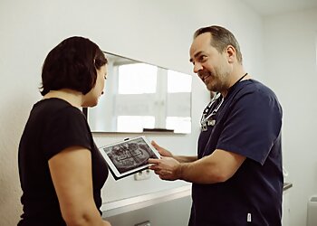 Dr. Nicolas Chlosta - FAMILIENZAHNÄRZTE CHLOSTA image Dr. Nicolas Chlosta - FAMILIENZAHNÄRZTE CHLOSTA