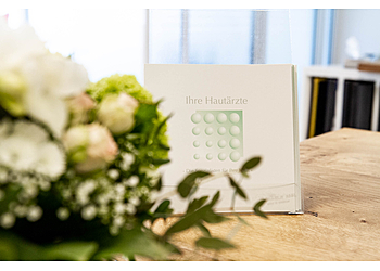 Dr. med. Anna Wilm - Ihre Hautärzte image Dr. med. Anna Wilm - Ihre Hautärzte