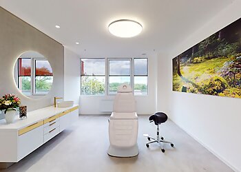 Dr. med. Julia Bolz - PRAXISKLINIK FÜR MUND-KIEFER-GESICHTSCHIRURGIE, IMPLANTOLOGIE & ÄSTHETIK image Dr. med. Julia Bolz - PRAXISKLINIK FÜR MUND-KIEFER-GESICHTSCHIRURGIE, IMPLANTOLOGIE & ÄSTHETIK