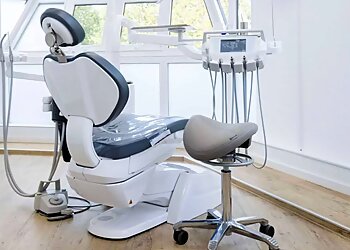 Dr. med. dent. Boris Francky - DIE ZAHNÄRZTE AM LIMBECKER PLATZ image Dr. med. dent. Boris Francky - DIE ZAHNÄRZTE AM LIMBECKER PLATZ