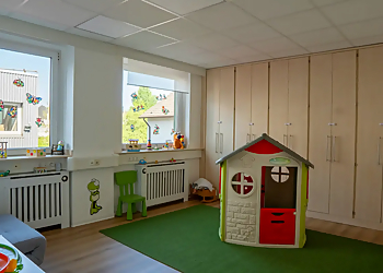 GROẞTAGESPFLEGE Kicherspatzen image GROẞTAGESPFLEGE Kicherspatzen